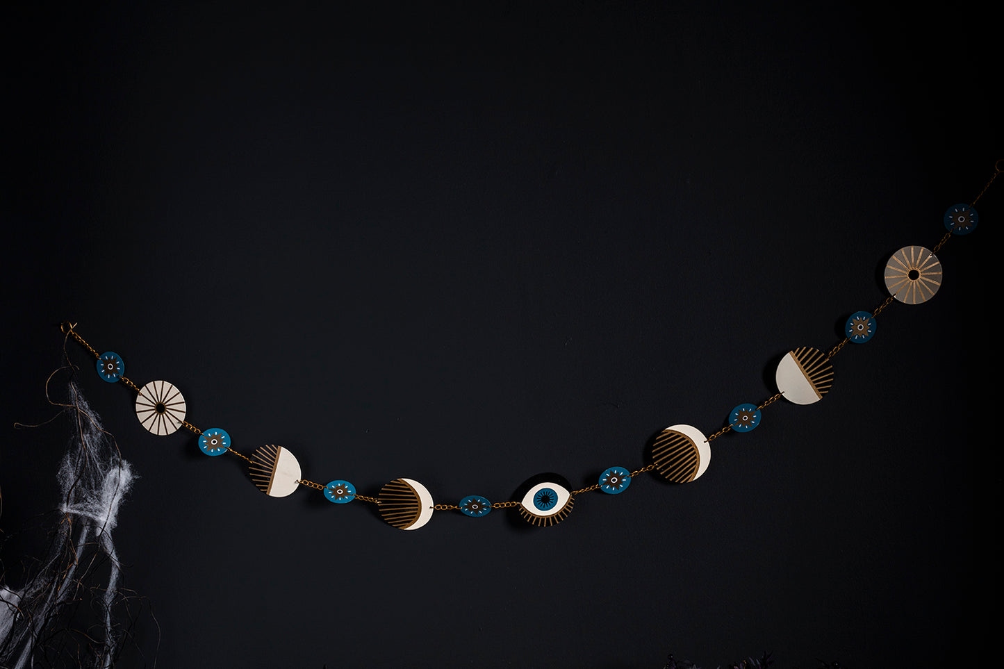 Omniscient Garland